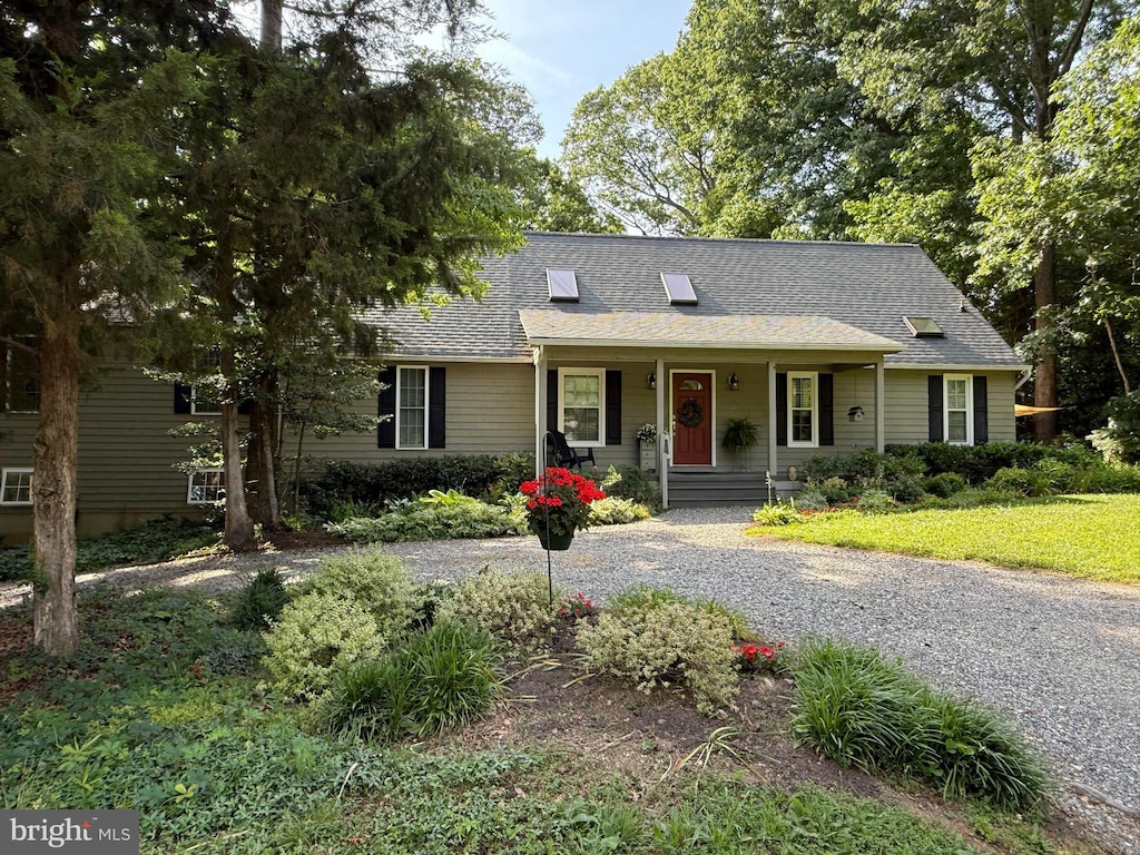 210 Lake Caroline Dr, Ruther Glen, VA 22546 - view of front of home featuring covered porch, a shingled roof, and gravel driveway