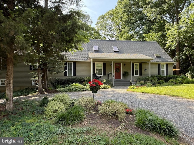 210 Lake Caroline Dr, Ruther Glen, VA 22546 - view of front of home featuring covered porch, a shingled roof, and gravel driveway