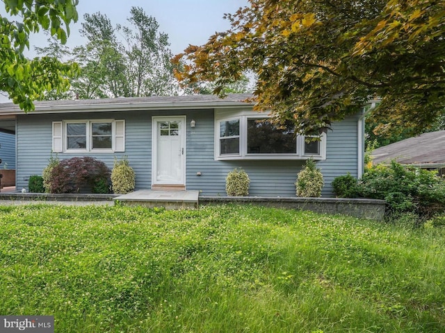 26 Hemlock Dr, Parlin, NJ 08859 - view of front of property featuring a front lawn