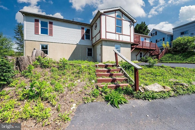 27 E Spring St, Frackville, PA 17931 - view of front facade with stairway and stucco siding