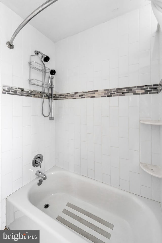 824 Lindale Ave, Drexel Hill, PA 19026 - full bath featuring washtub / shower combination