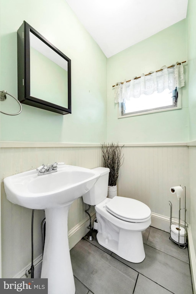 824 Lindale Ave, Drexel Hill, PA 19026 - bathroom featuring a wainscoted wall