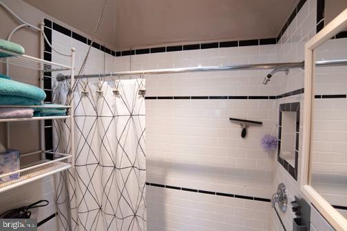 5600 Seaview Ave, Wildwood Crest, NJ 08260 - full bathroom with tiled shower