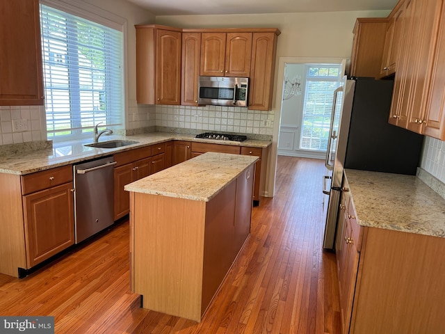 206 Excalibur Dr, Newtown Square, PA 19073 - kitchen featuring appliances with stainless steel finishes, light wood-style flooring, tasteful backsplash, and a center island