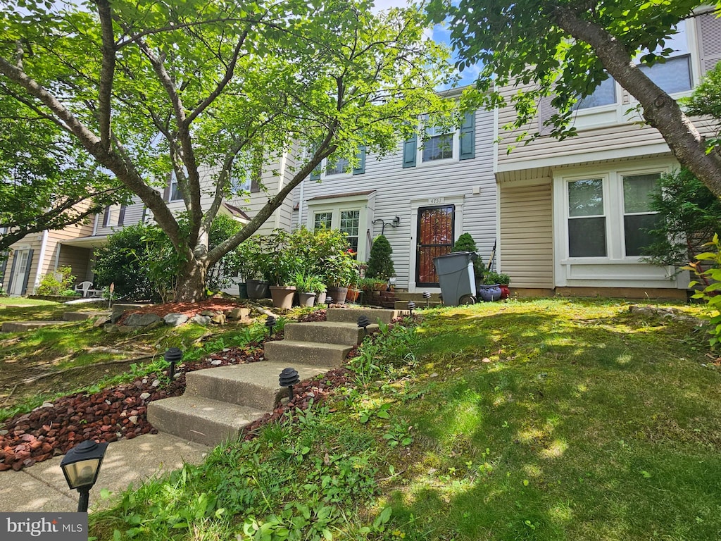 4751 Hedrick Ln, Woodbridge, VA 22193 - view of front of house featuring a front yard