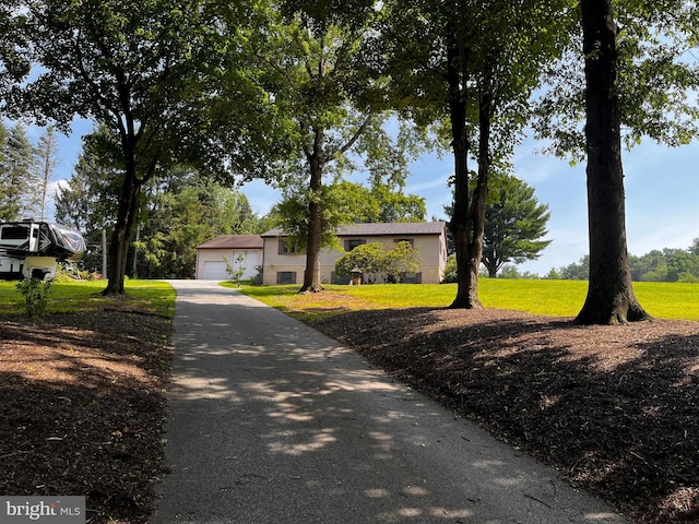 636 Pigeon Creek Rd, Pottstown, PA 19465 - view of front of home featuring a detached garage and a front lawn
