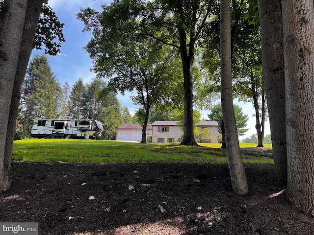 636 Pigeon Creek Rd, Pottstown, PA 19465 - view of yard featuring a garage