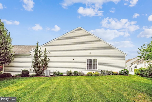 130 Ambrose Ln, Fredericksburg, VA 22406 - view of side of home with a lawn