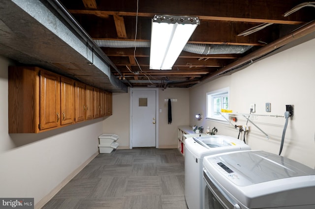 496 Black Swan Ln, Berwyn, PA 19312 - laundry area with washing machine and dryer and baseboards