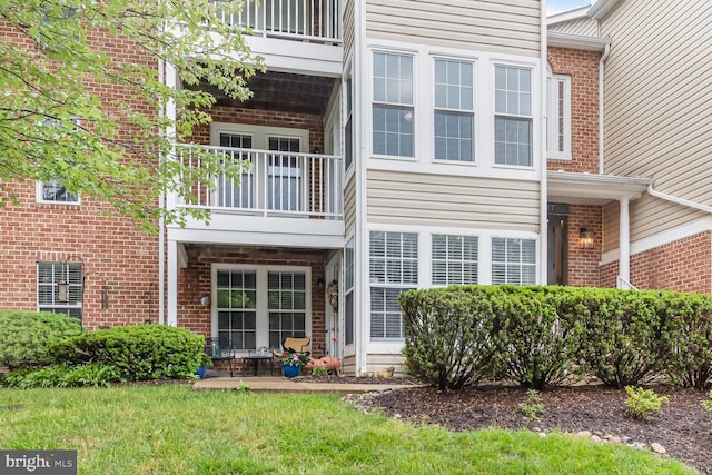 3121 Katewood Ct, Baltimore, MD 21209 - back of property featuring a balcony and brick siding