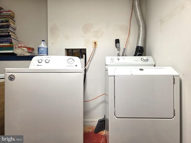 6529 Huntshire Dr, Elkridge, MD 21075 - laundry area with washing machine and dryer