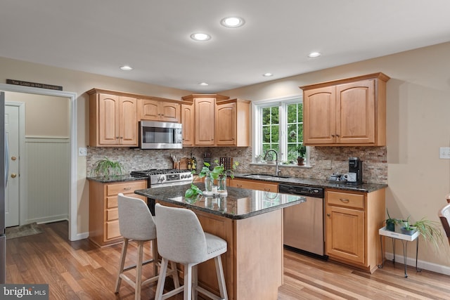 1817 Old Farm Ln, Lancaster, PA 17602 - kitchen with stainless steel appliances, light wood-style floors, a kitchen breakfast bar, decorative backsplash, and recessed lighting