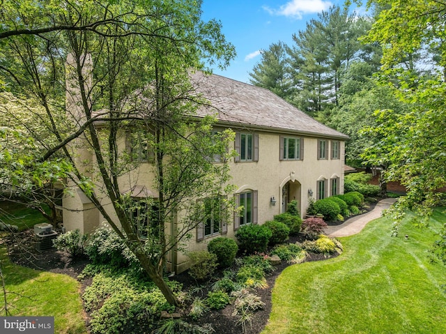 130 Hunt Valley Cir, Berwyn, PA 19312 - colonial-style house featuring stucco siding and a front yard