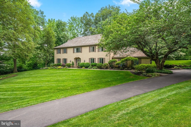 130 Hunt Valley Cir, Berwyn, PA 19312 - colonial home featuring a front lawn and stucco siding