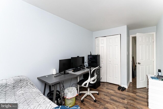 2129 Fort Donelson Ct, Dumfries, VA 22026 - home office with dark wood finished floors and baseboards