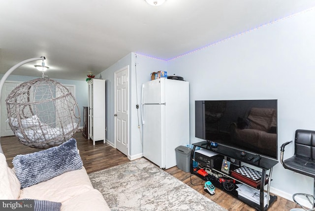 2129 Fort Donelson Ct, Dumfries, VA 22026 - living area with wood finished floors and baseboards