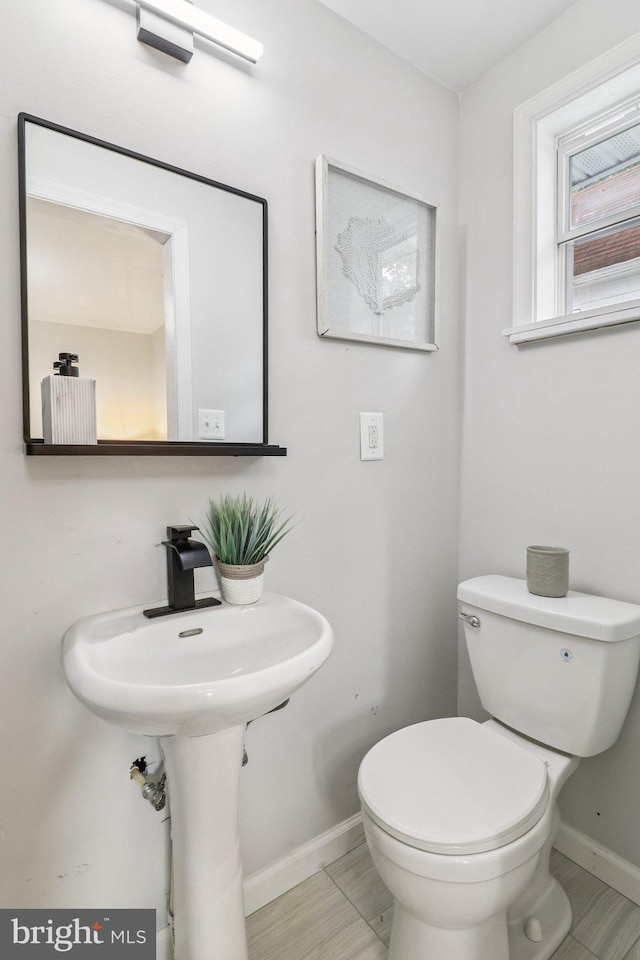 919 Mentor Ave, Capitol Heights, MD 20743 - bathroom featuring baseboards