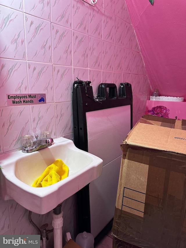 1825 S 8th St, Philadelphia, PA 19148 - bathroom featuring vaulted ceiling