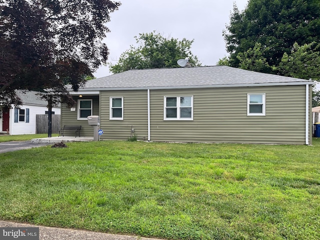 717 Garnet Rd, Wilmington, DE 19804 - view of front of home featuring a front lawn and a shingled roof