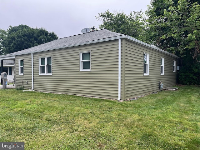 717 Garnet Rd, Wilmington, DE 19804 - view of side of home featuring a yard and a shingled roof