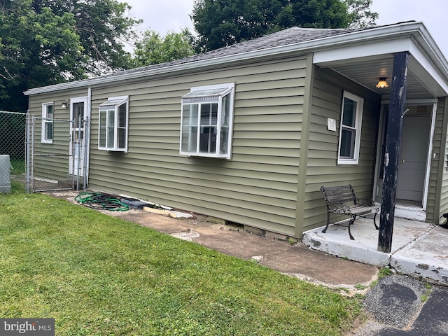 717 Garnet Rd, Wilmington, DE 19804 - view of side of property with a shingled roof