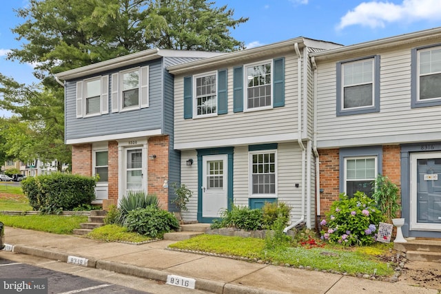 8318 Brookvale Ct, Springfield, VA 22153 - townhome / multi-family property with brick siding and entry steps