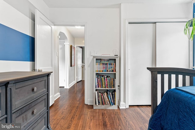 101 Ash Rd, Wallingford, PA 19086 - bedroom featuring dark wood-style flooring, arched walkways, and a closet
