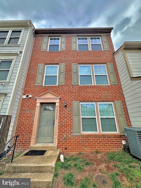 10462 Paradise Ct, Manassas, VA 20109 - townhome / multi-family property with brick siding