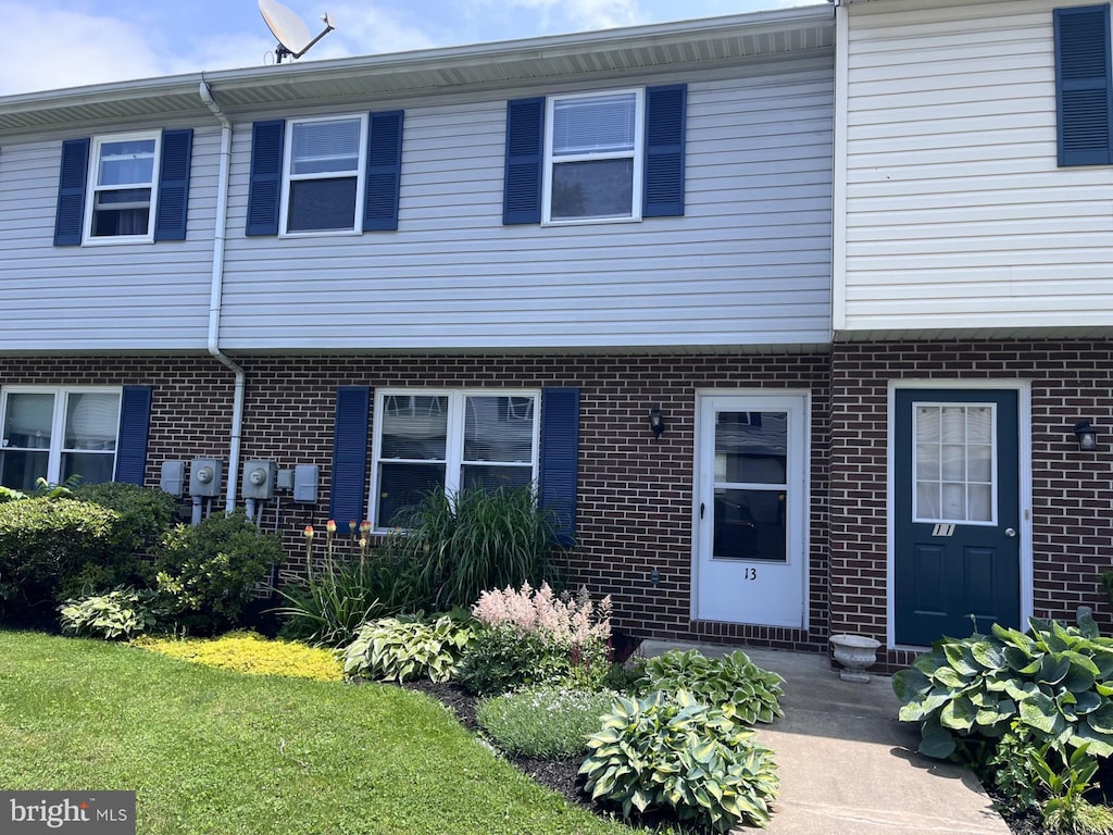 13 Pine Dr Unit 13, Manchester, PA 17345 - townhome / multi-family property featuring brick siding
