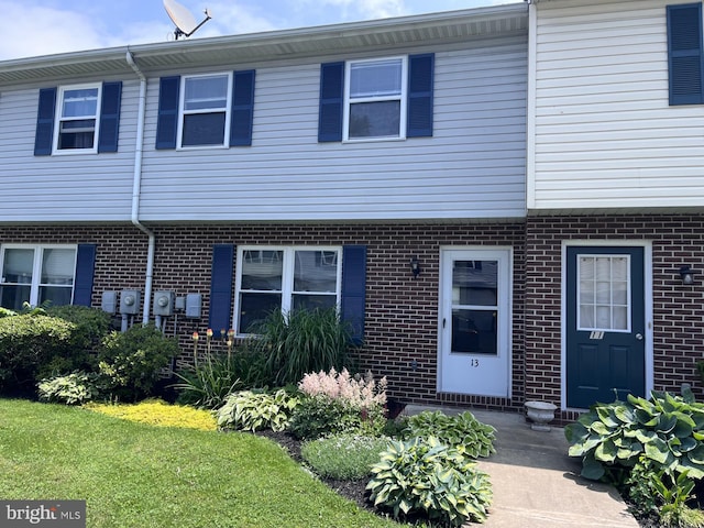 13 Pine Dr Unit 13, Manchester, PA 17345 - townhome / multi-family property featuring brick siding