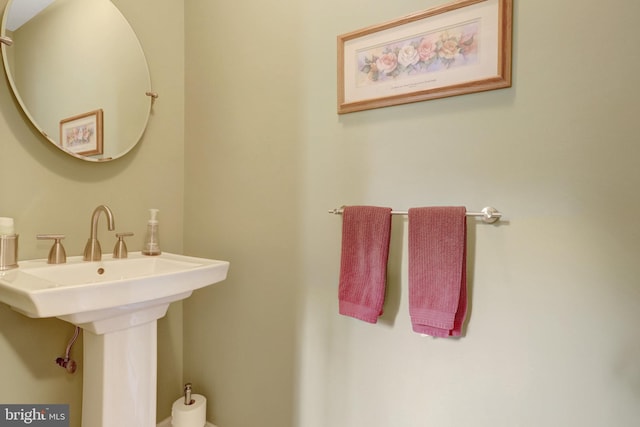 500 S Lexington St, Arlington, VA 22204 - bathroom featuring a sink