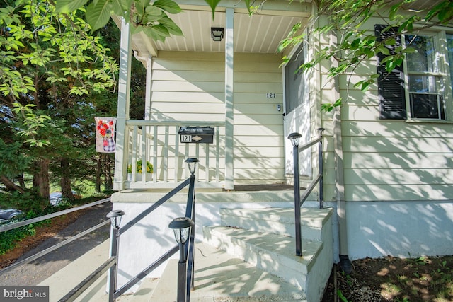 121 E James St, Winchester, VA 22601 - exterior space with a porch