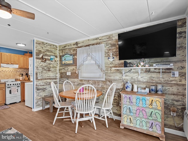 2701 Sparrow Ln Unit 1, Ocean City, MD 21842 - dining space featuring light wood-style floors, a ceiling fan, and crown molding
