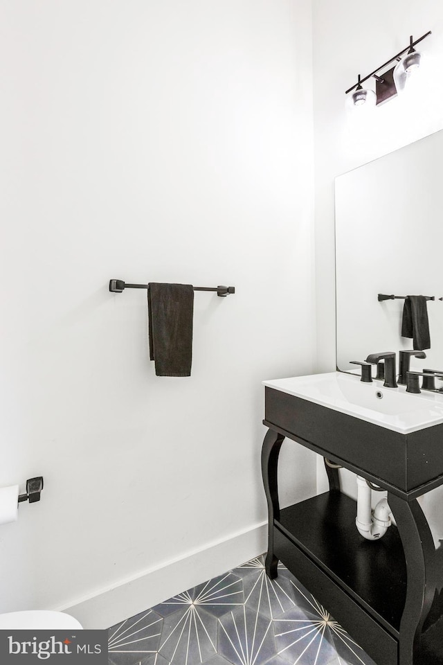 1922 1st St NW Unit B, Washington, DC 20001 - bathroom featuring baseboards and toilet