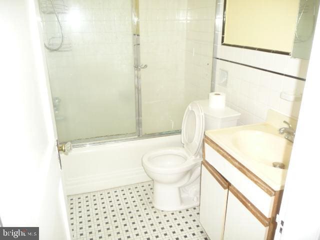 537 E Comly St, Philadelphia, PA 19120 - full bath featuring combined bath / shower with glass door, vanity, and tile walls