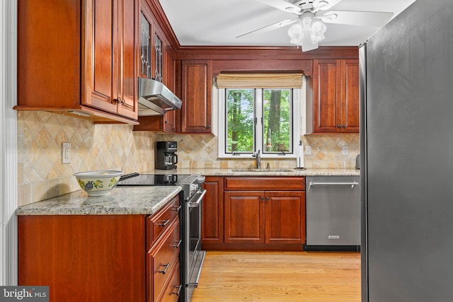 544 N Wayne Ave, Wayne, PA 19087 - kitchen with stainless steel appliances, under cabinet range hood, light wood-style floors, a ceiling fan, and light stone counters