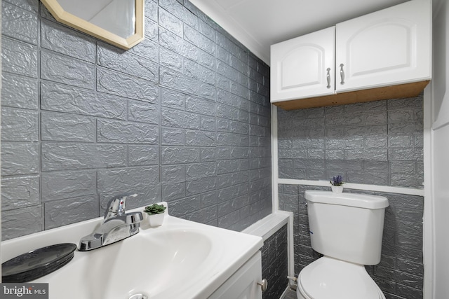 16 N Morley St, Baltimore, MD 21229 - bathroom featuring tile walls and vanity