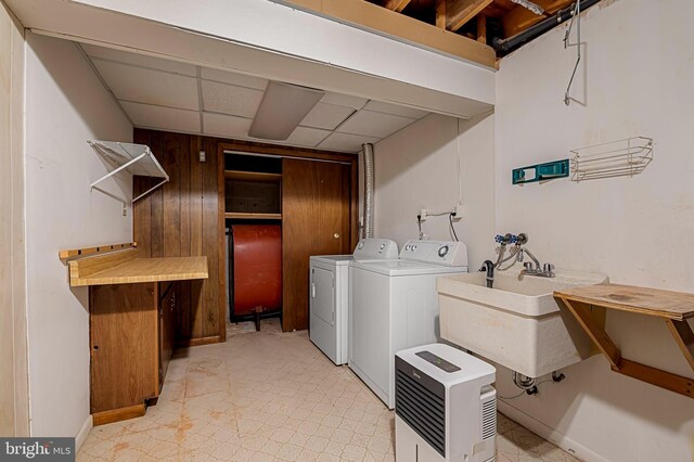 6128 Buckingham Manor Dr, Baltimore, MD 21210 - laundry room featuring washing machine and clothes dryer