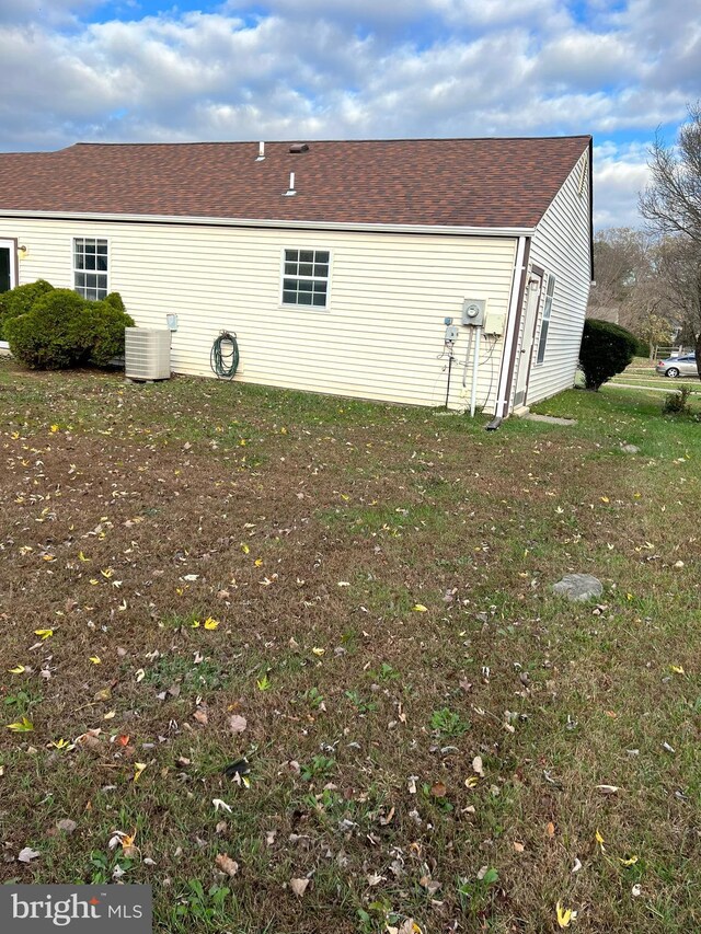 2177 Fawn Ct, Waldorf, MD 20602 - back of house with roof with shingles and a yard