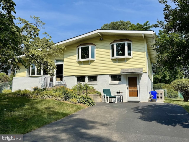 2108 Sierra Rd, Plymouth Meeting, PA 19462 - split level home with brick siding and a front yard