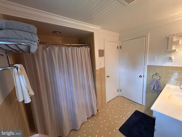 223 Country Gate Rd, Wayne, PA 19087 - full bath with tile walls, vanity, a wainscoted wall, a shower with curtain, and crown molding