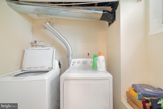 2941 N 6th St, Harrisburg, PA 17110 - laundry room with washer and dryer