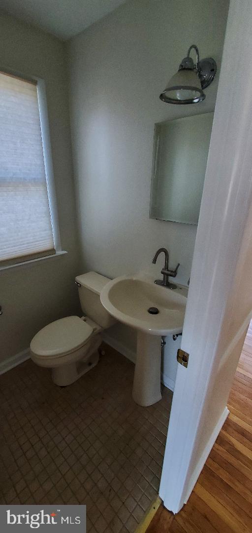 200 Baldwin Ave, Ridley Park, PA 19078 - half bath with toilet and baseboards
