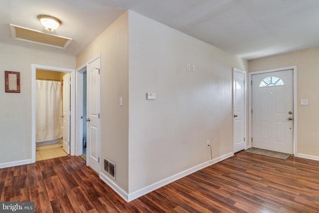 104 W Hawthorne Dr, La Plata, MD 20646 - foyer entrance featuring wood finished floors and baseboards