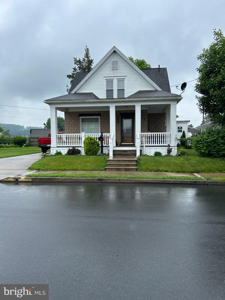 430 S Brown St, Lewistown, PA 17044 - bungalow-style home featuring a porch and a front lawn