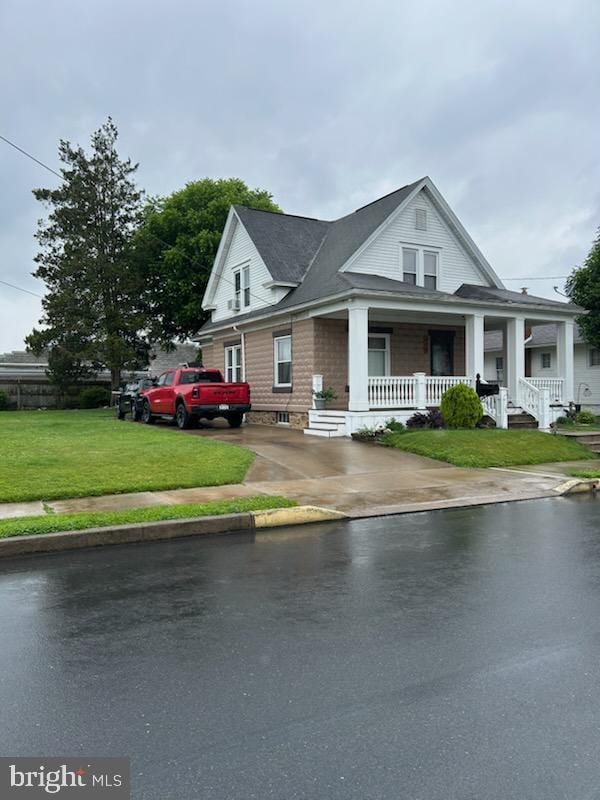 430 S Brown St, Lewistown, PA 17044 - view of front of property featuring a porch and a front lawn