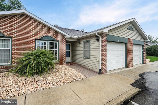 28 Abbey Ct, Carlisle, PA 17015 - single story home featuring an attached garage, driveway, and brick siding