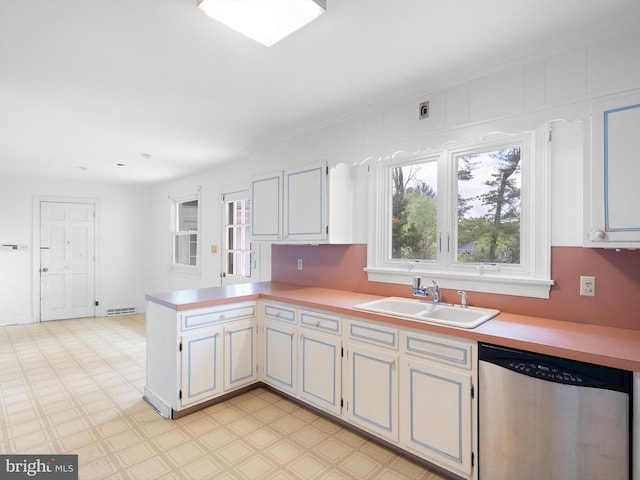 407 Owls Nest Rd, Wilmington, DE 19807 - kitchen featuring dishwasher, a peninsula, light floors, and light countertops