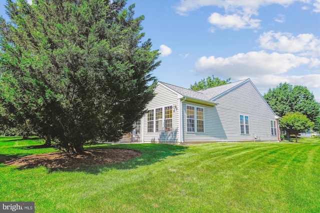 16916 Four Seasons Dr, Dumfries, VA 22025 - back of property with a lawn