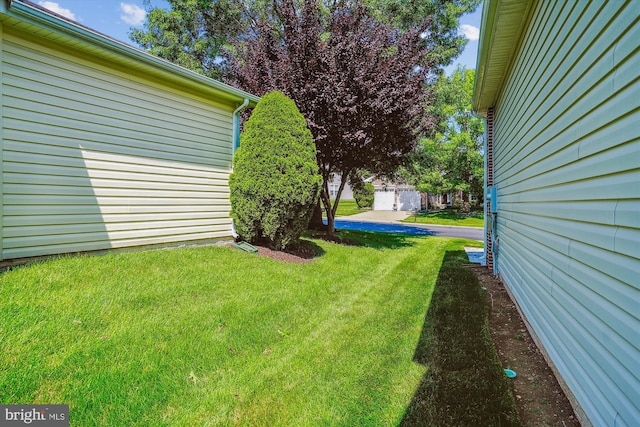 16916 Four Seasons Dr, Dumfries, VA 22025 - view of grassy yard
